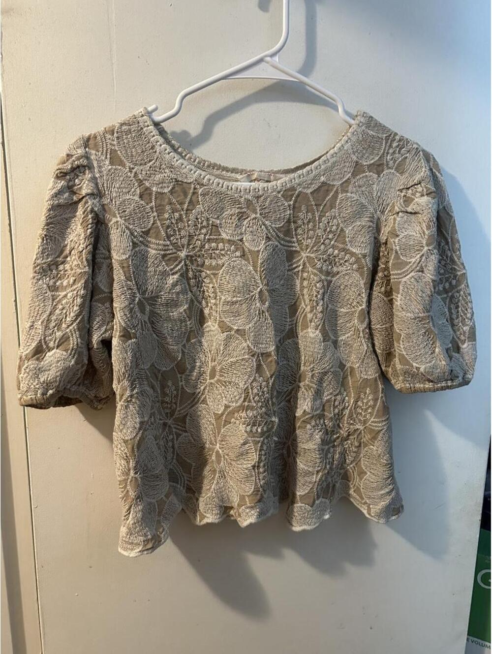 Solitaire cream & tan floral lace blouse with puffy sleeves, size M